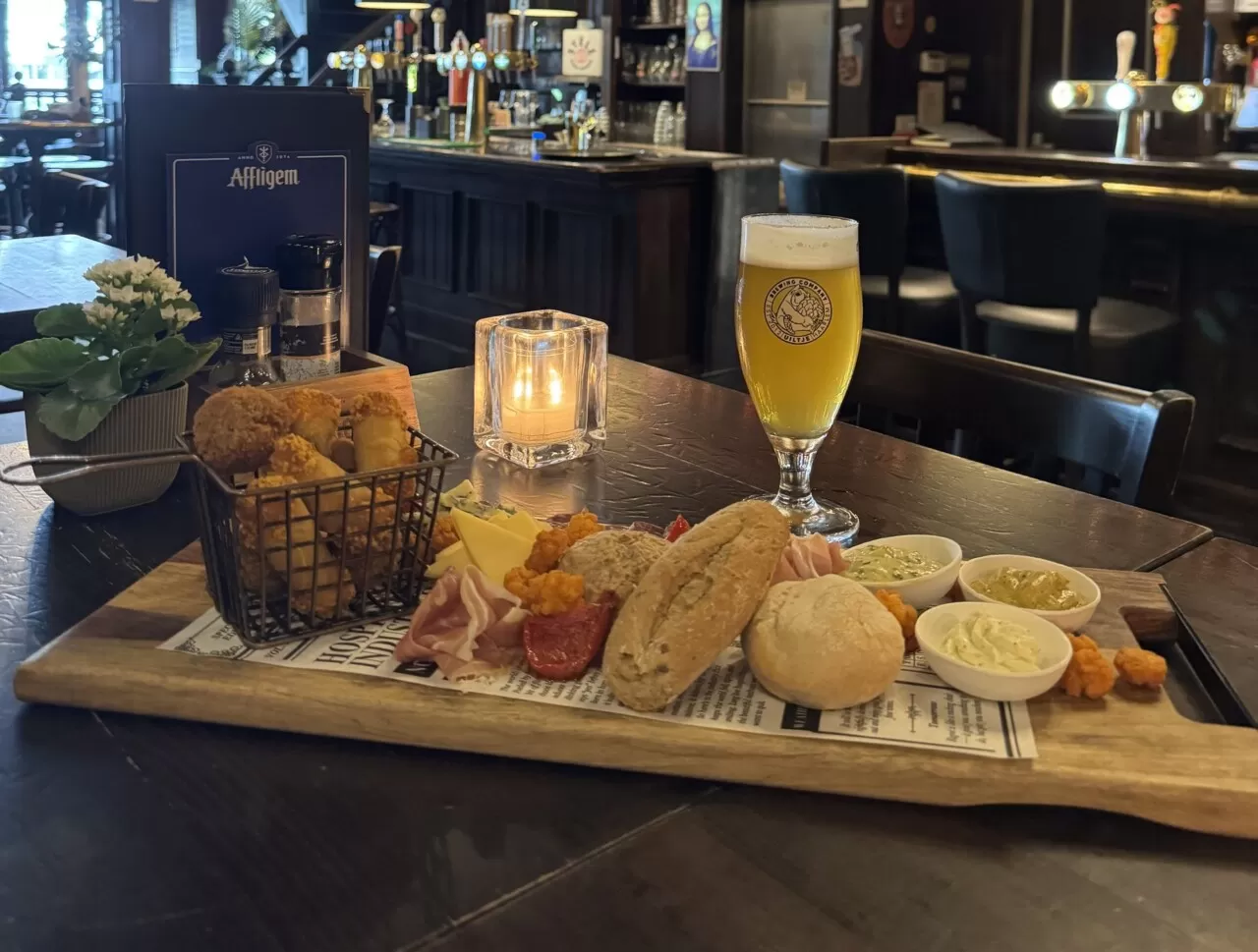 Borrelplank met hapjes en een glas speciaalbier bij Zusjes de Boer