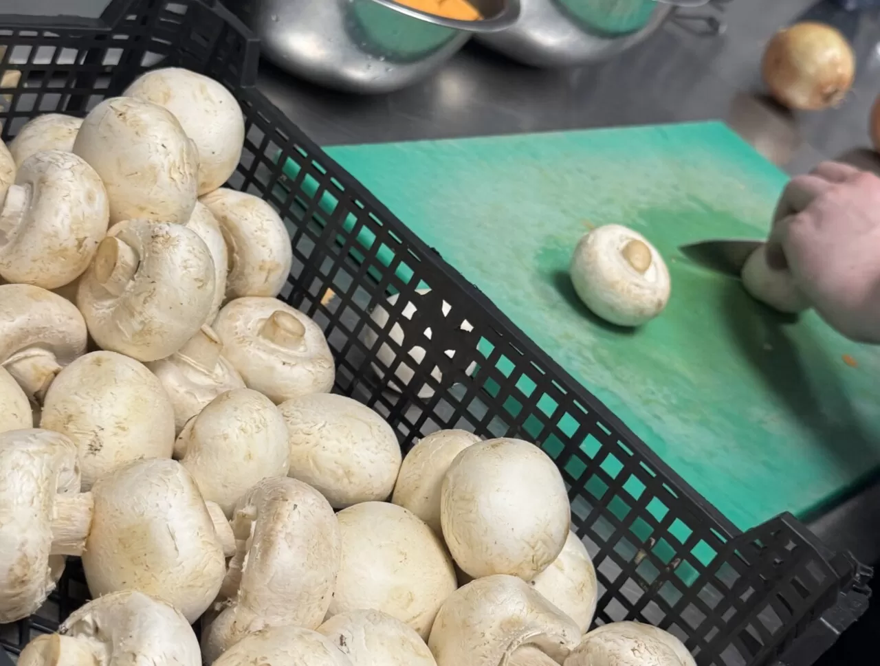 Verse champignons en groenten worden gesneden in de keuken van Zusjes de Boer