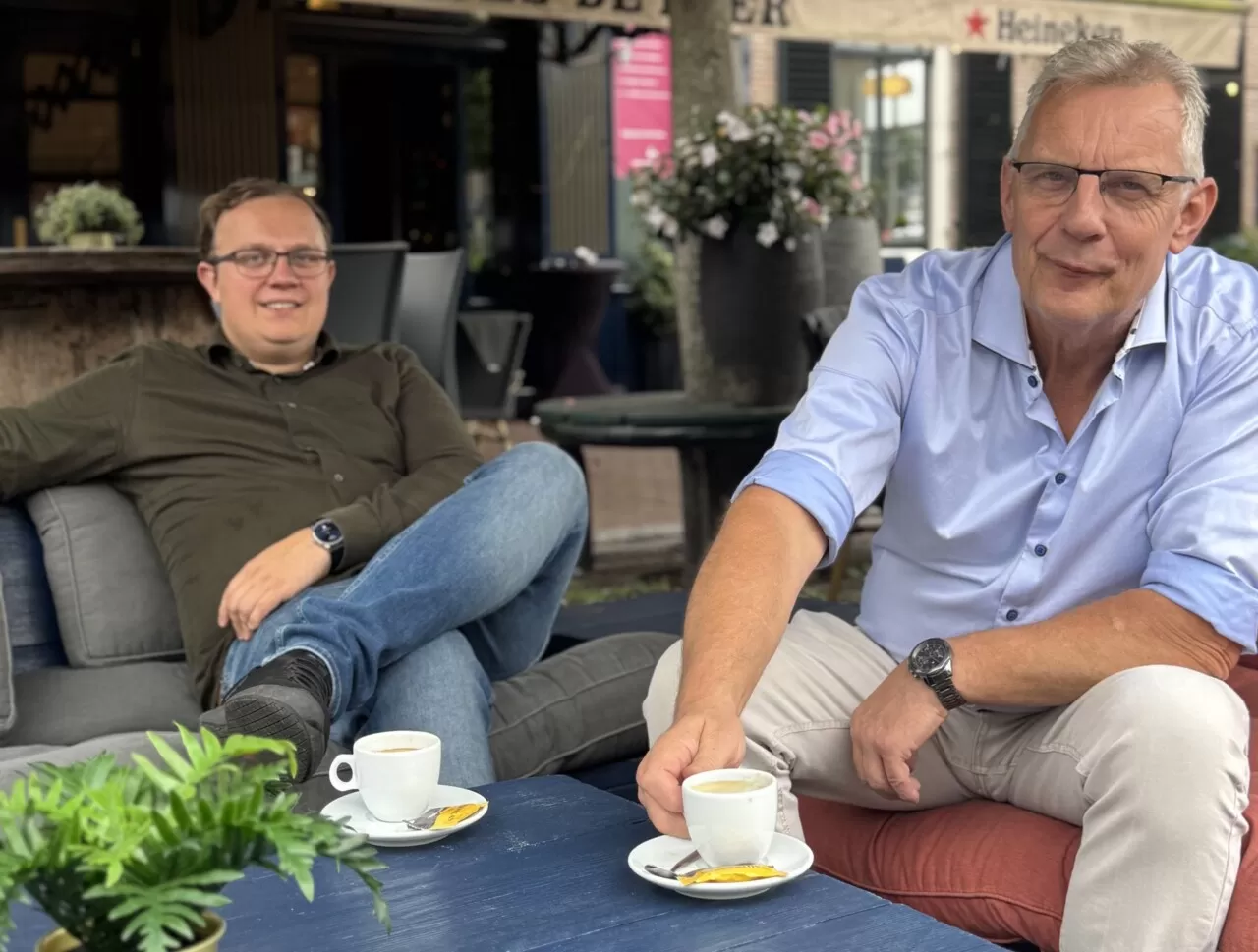 De eigenaren van Zusjes de Boer in gesprek op het terras