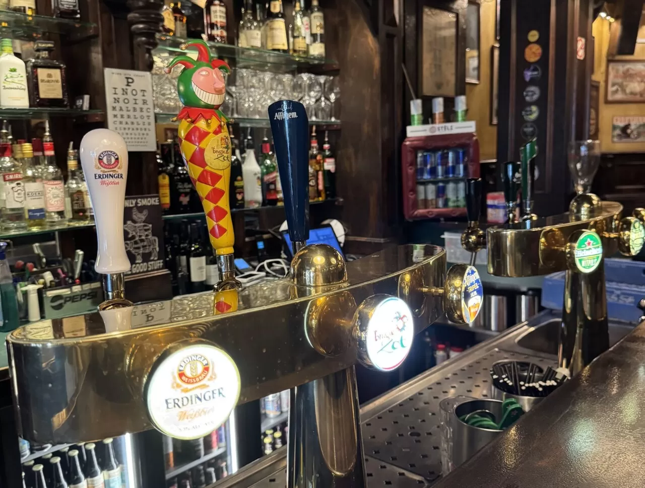 De bar van Zusjes de Boer met tapkranen en een rijk gevulde flessenkast