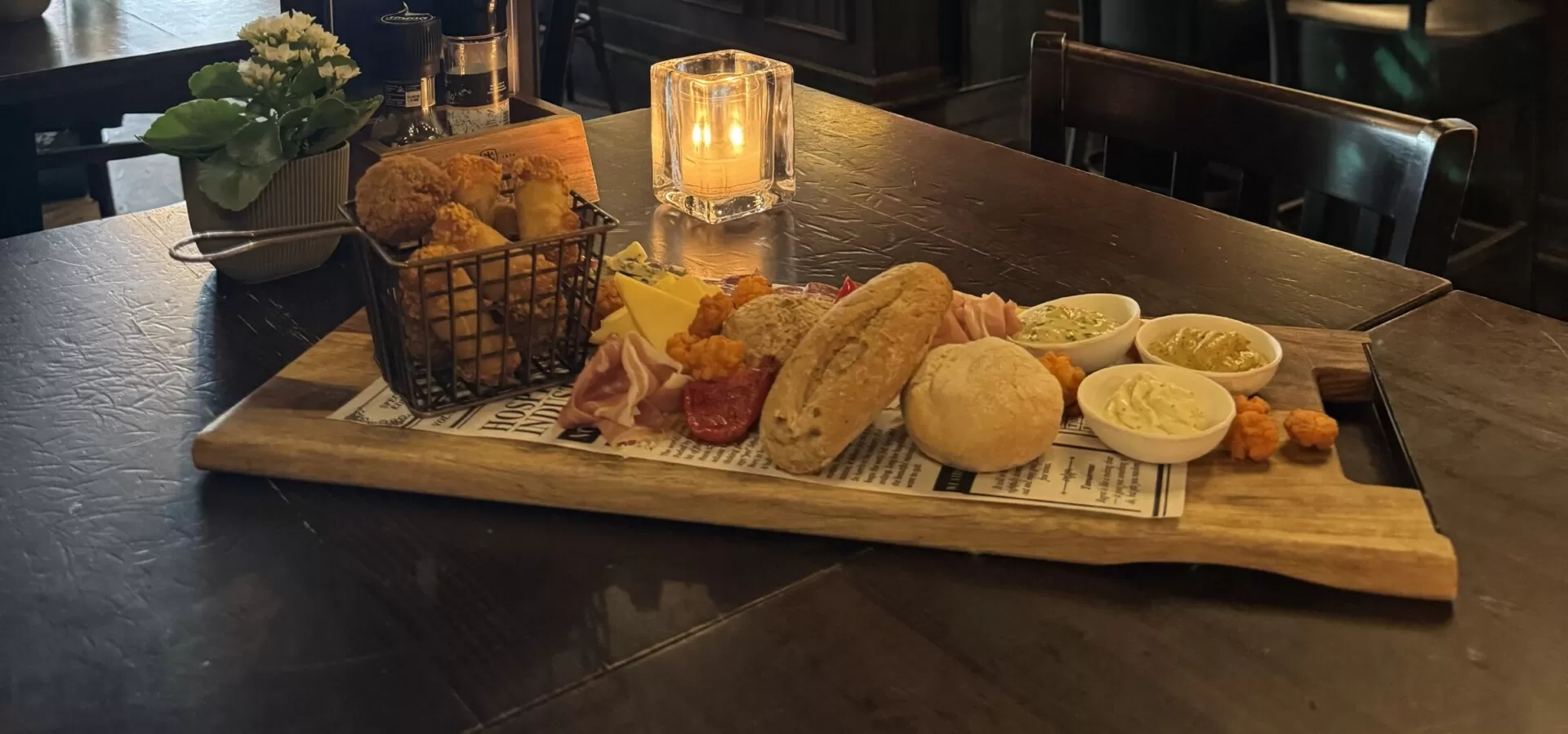 Borrelplank op tafel met het interieur van Zusjes de Boer op de achtergrond