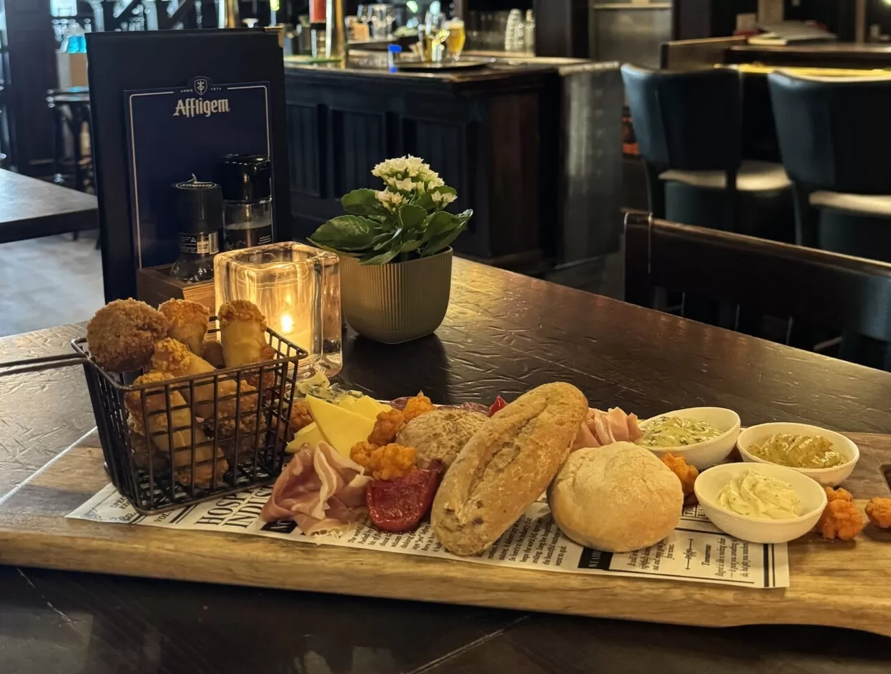 Borrelplank met hapjes op een tafel bij Zusjes de Boer