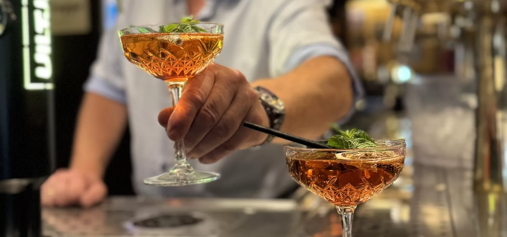 Cocktails over de bar geserveerd bij Zusjes de Boer