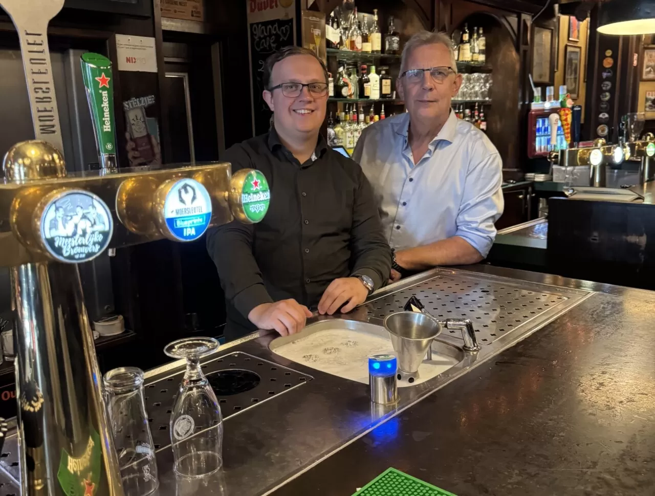 De twee eigenaren van Zusjes de Boer achter de bar