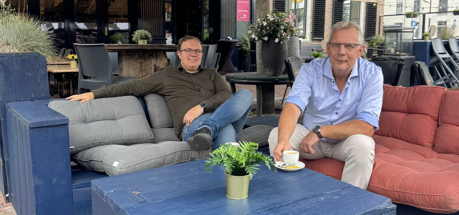 De eigenaren van Zusjes de Boer drinken koffie op het terras