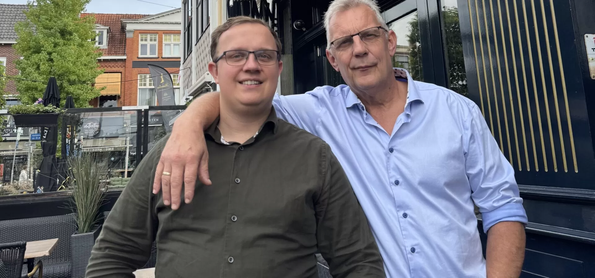 De eigenaren van Zusjes de Boer poseren voor de gevel