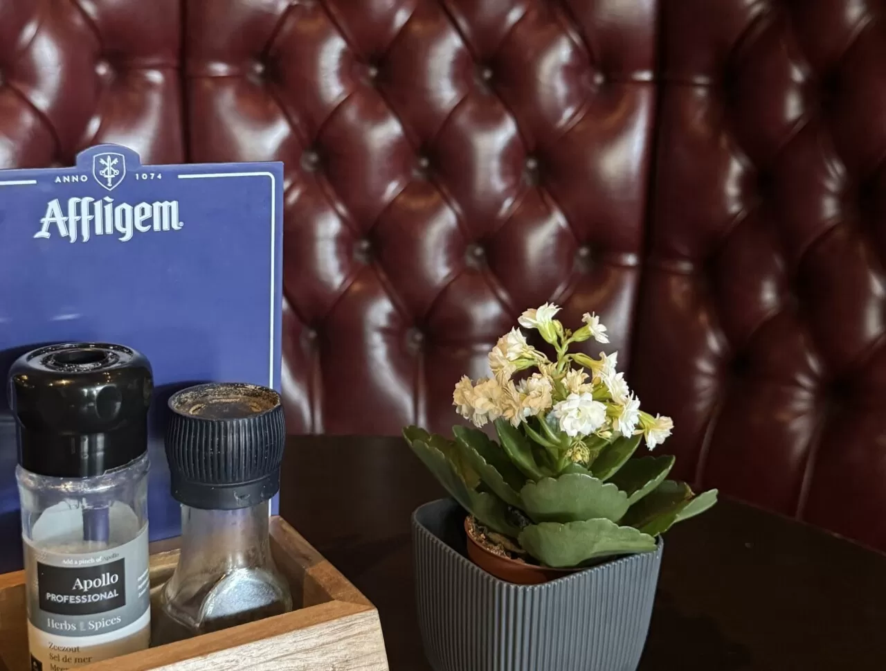 Eettafel met hoekbank in eetcafé Zusjes de Boer