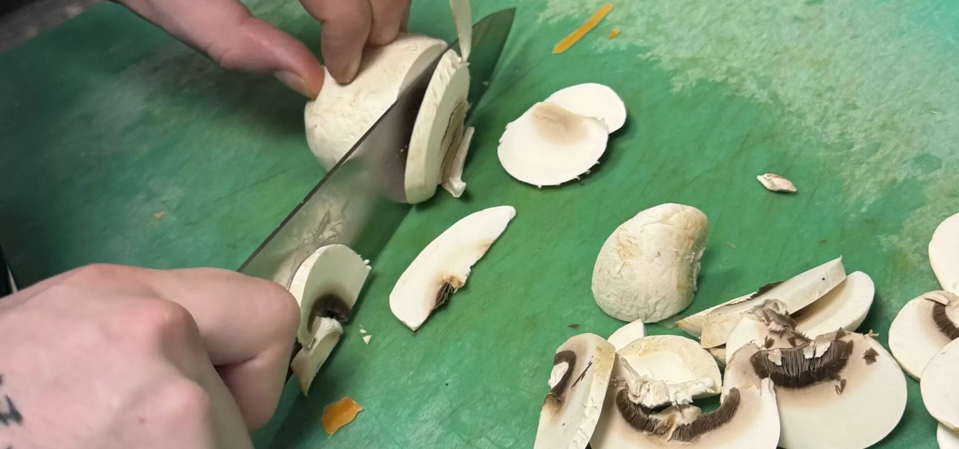 Verse champignons worden gesneden in de keuken van Zusjes de Boer