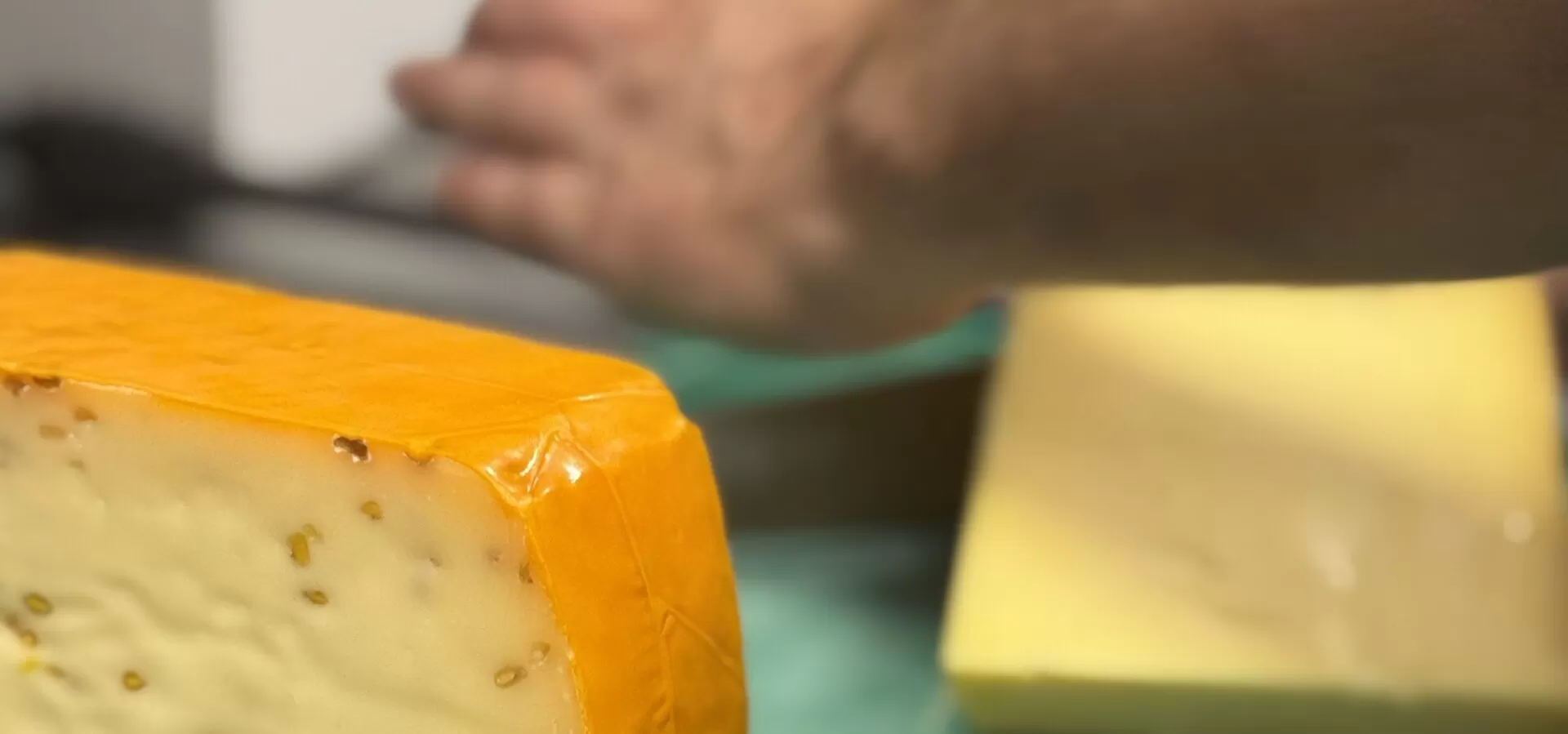 Kazen op de snijplank in de keuken van Zusjes de Boer