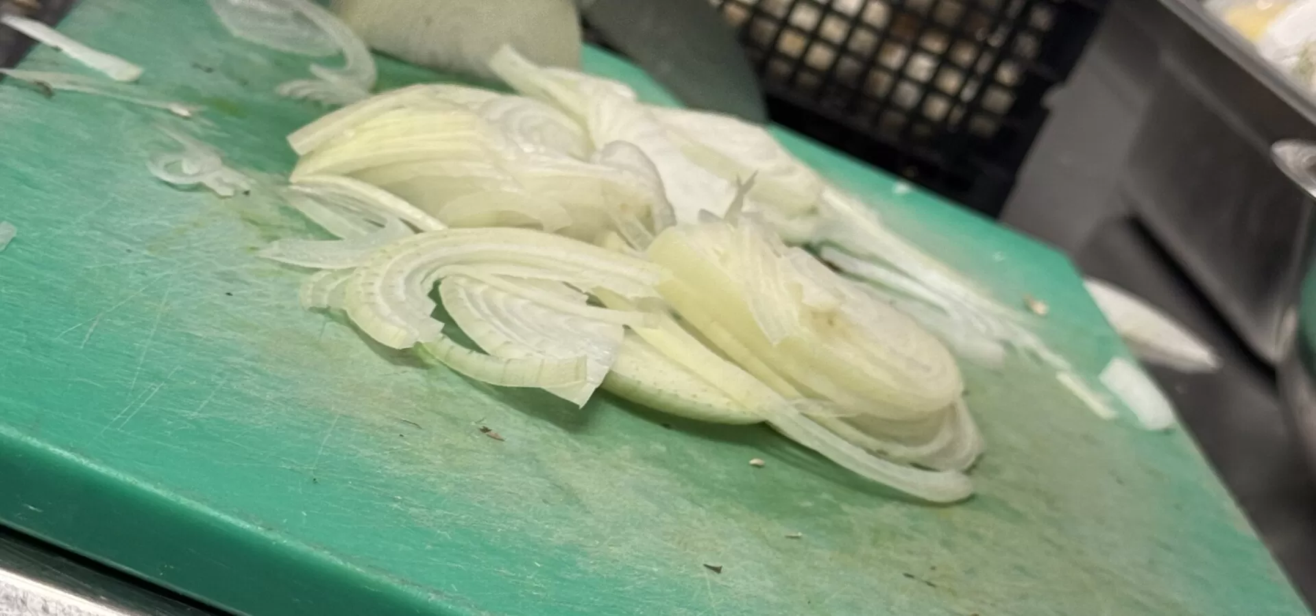 Ui en champignons worden gesneden in de keuken van Zusjes de Boer