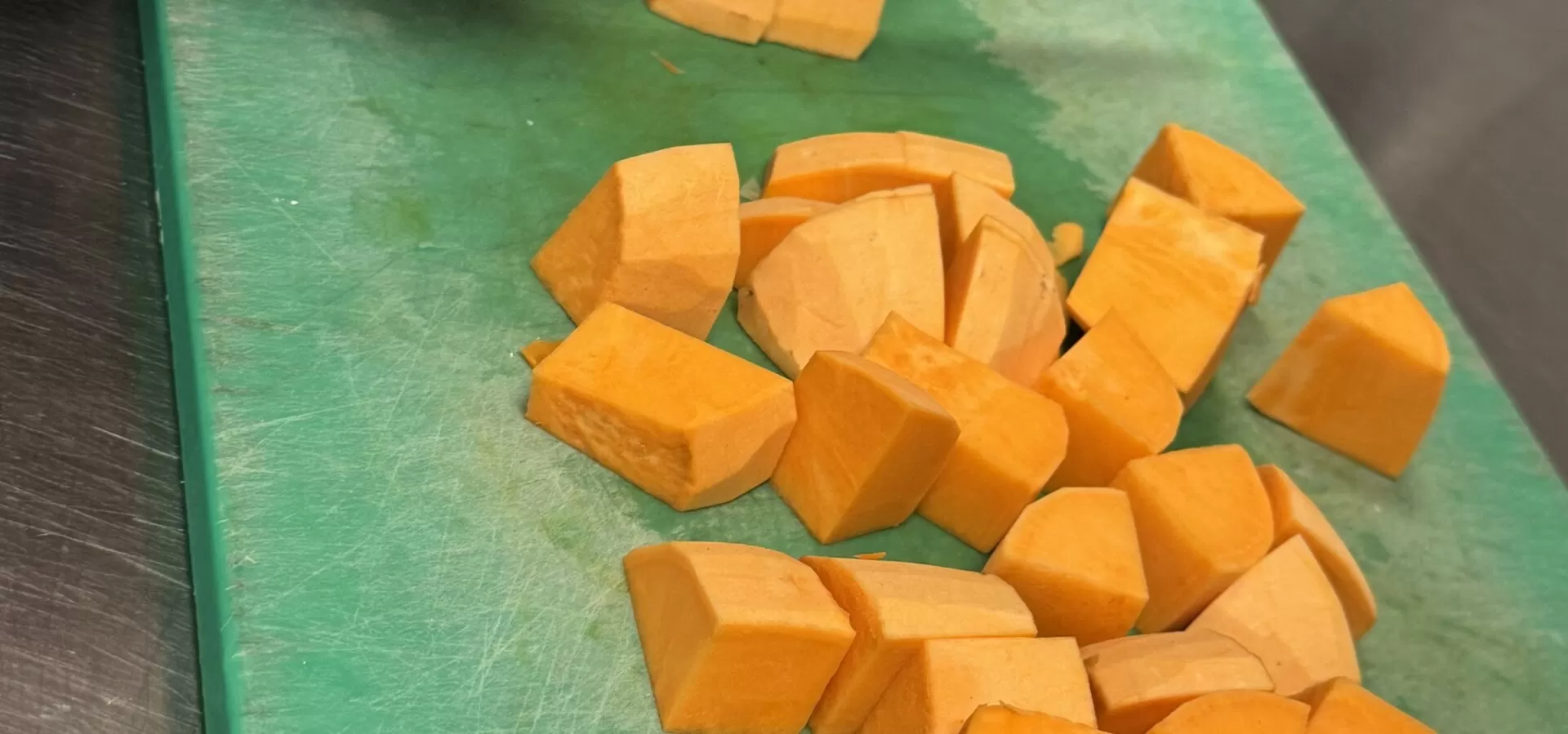 In de keuken van Zusjes de Boer wordt verse zoete aardappel gesneden
