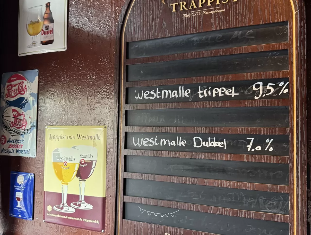 Krijtbord met speciaalbieren aan de muur van Zusjes de Boer