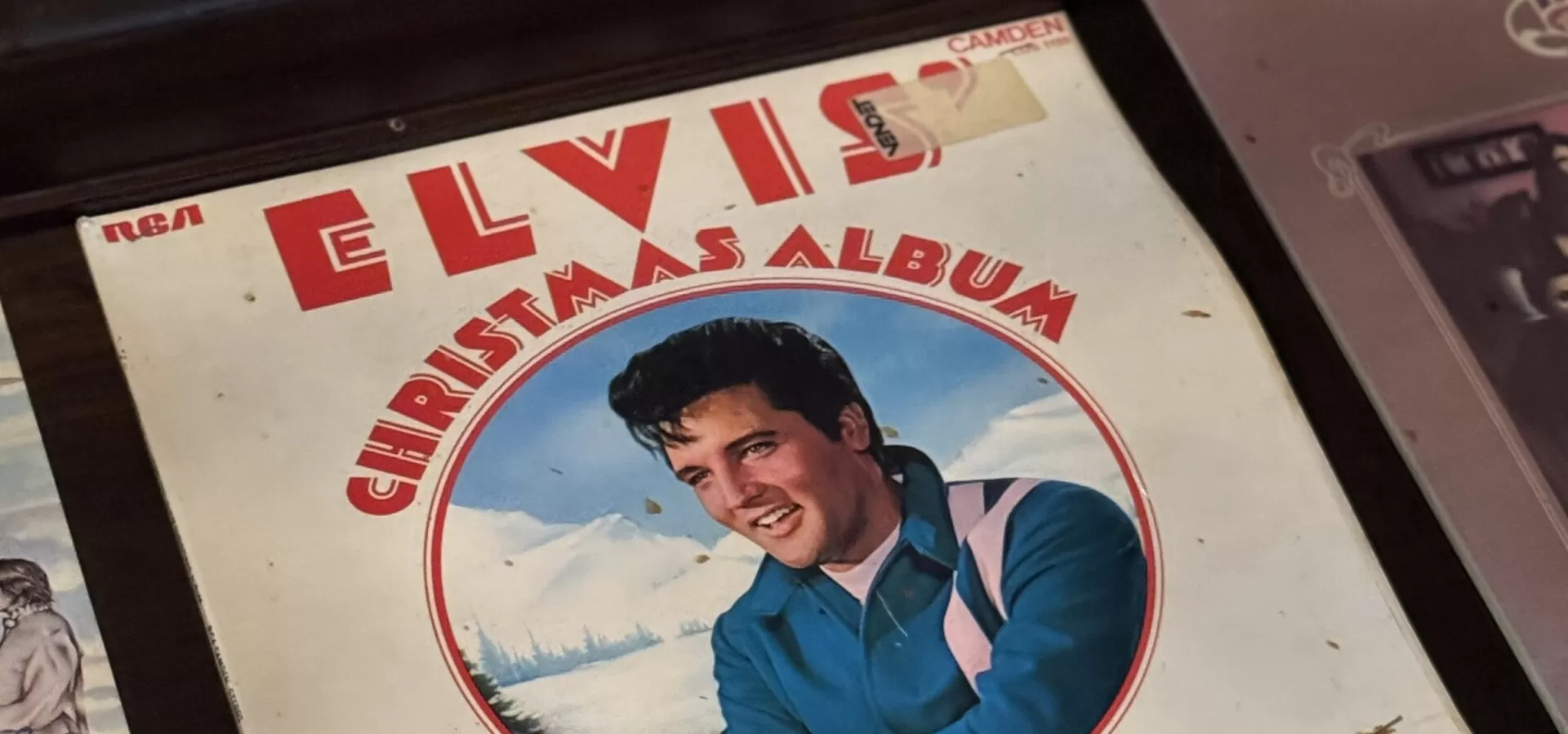 Oude platenhoezen als decoratie langs de muur van Zusjes de Boer