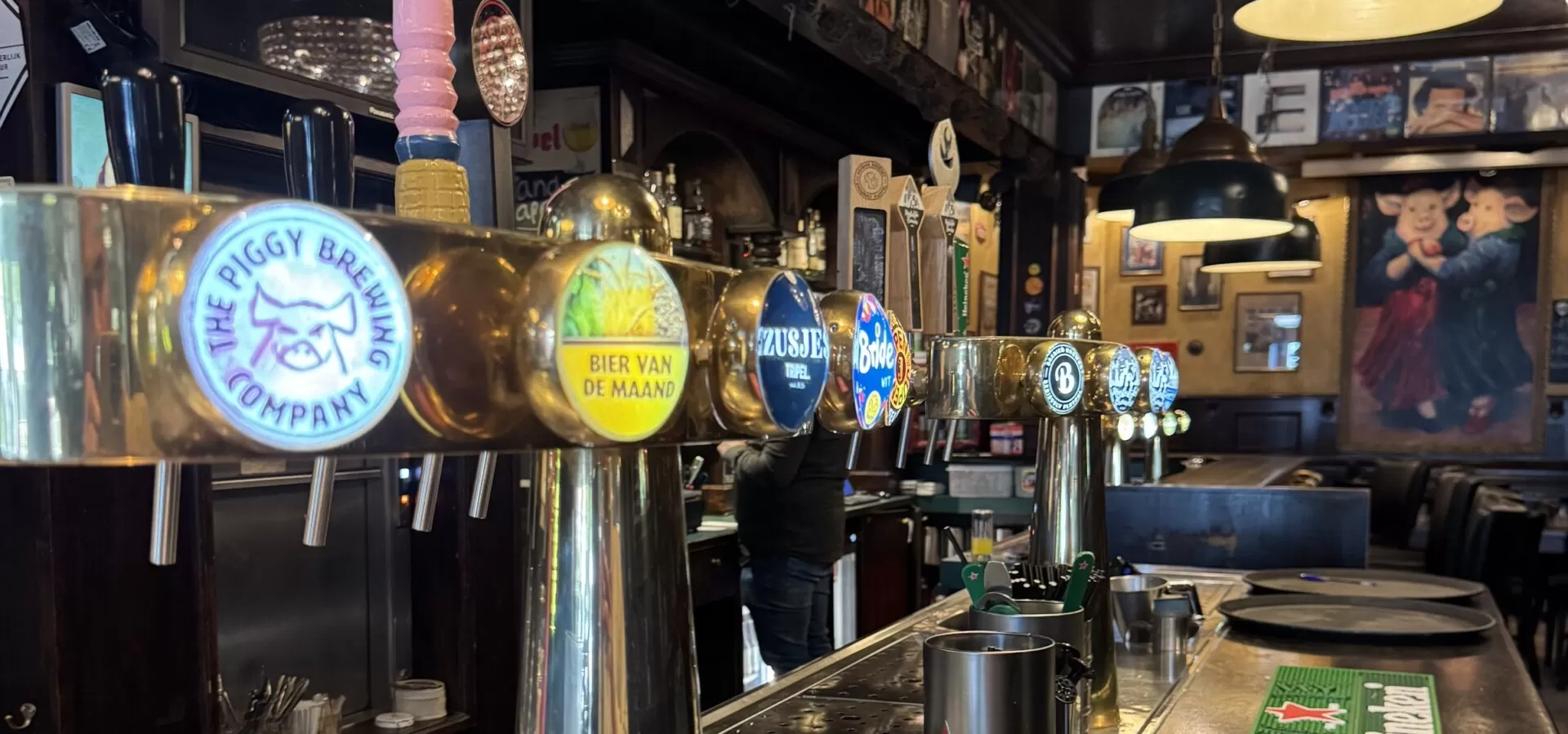 Tapkranen en bar in eetcafé Zusjes de Boer