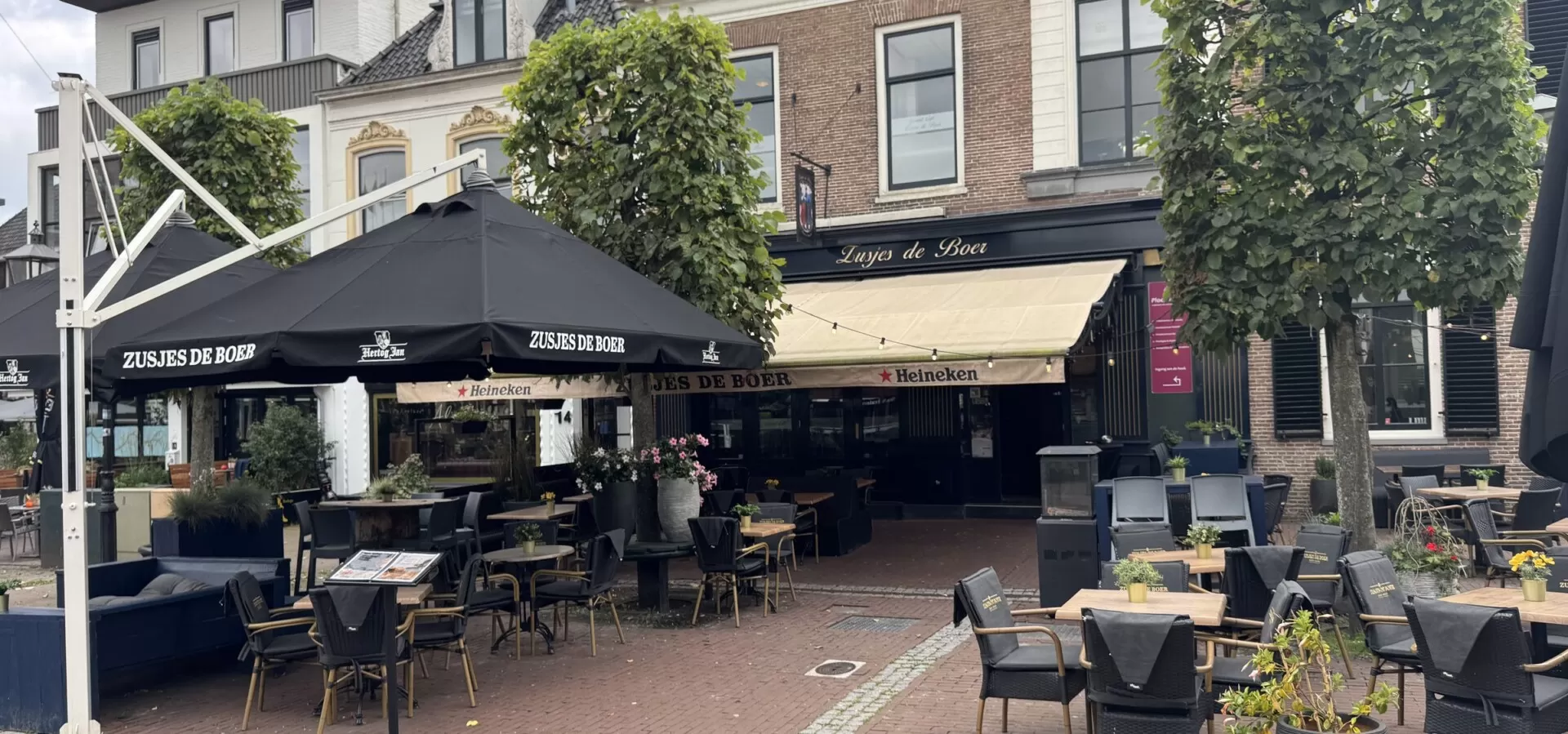 Het terras van Zusjes de Boer aan de Markt in Assen