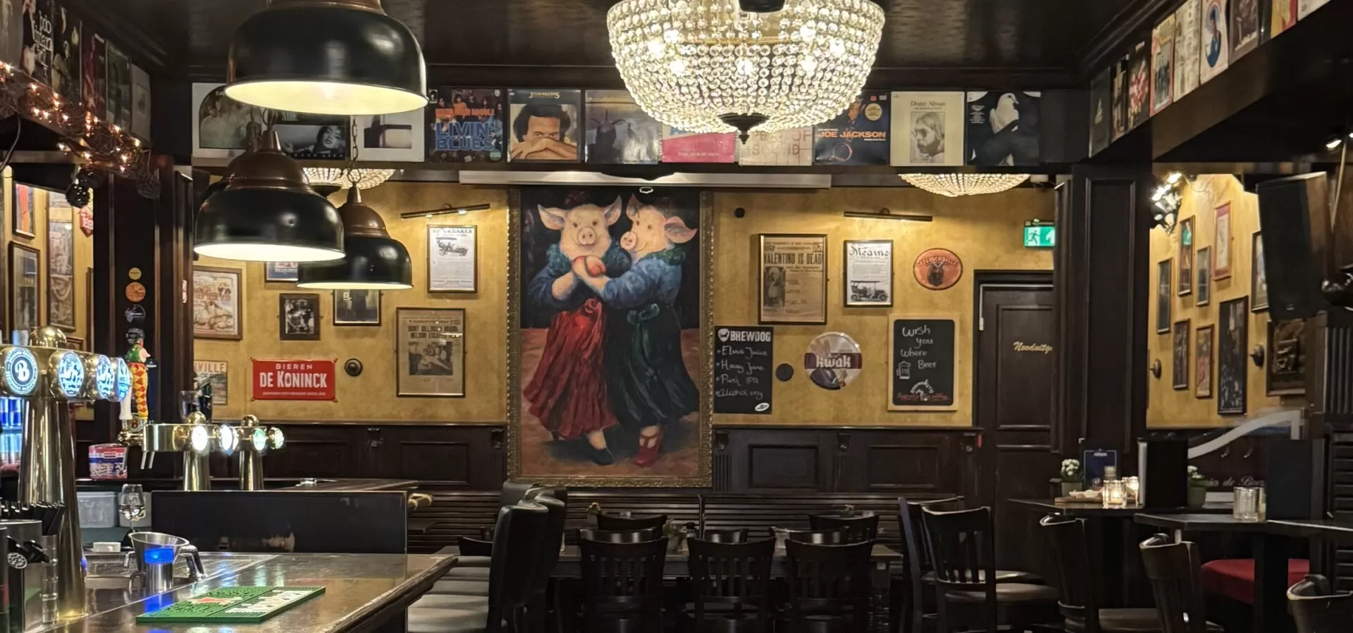 De wandschildering van de twee zusjes boven de bar van Zusjes de Boer