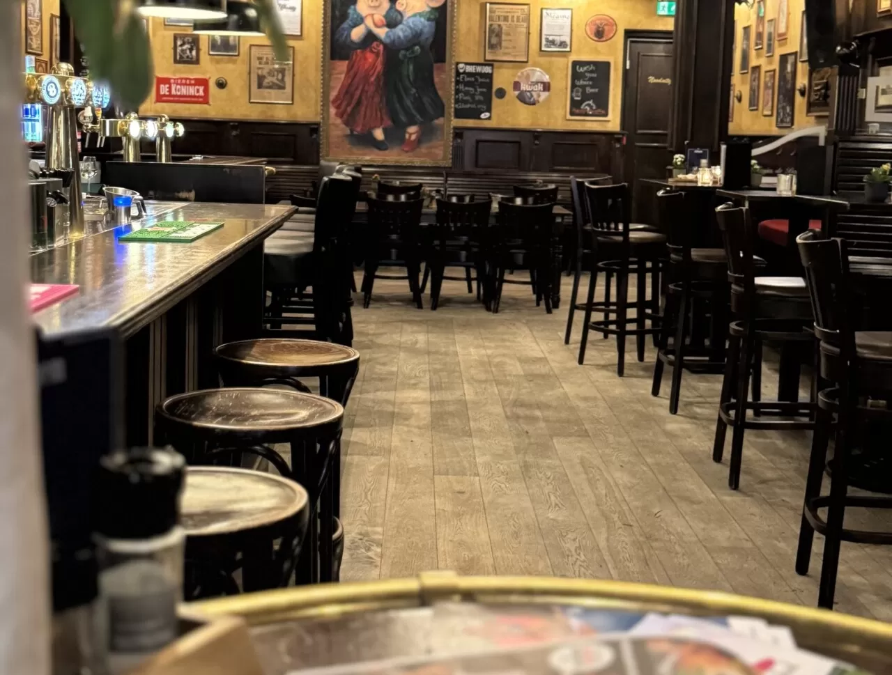 De bar en barkrukken in eetcafé Zusjes de Boer