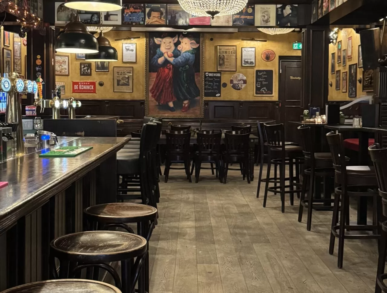 Het gezellige interieur van Zusjes de Boer met de lange bar