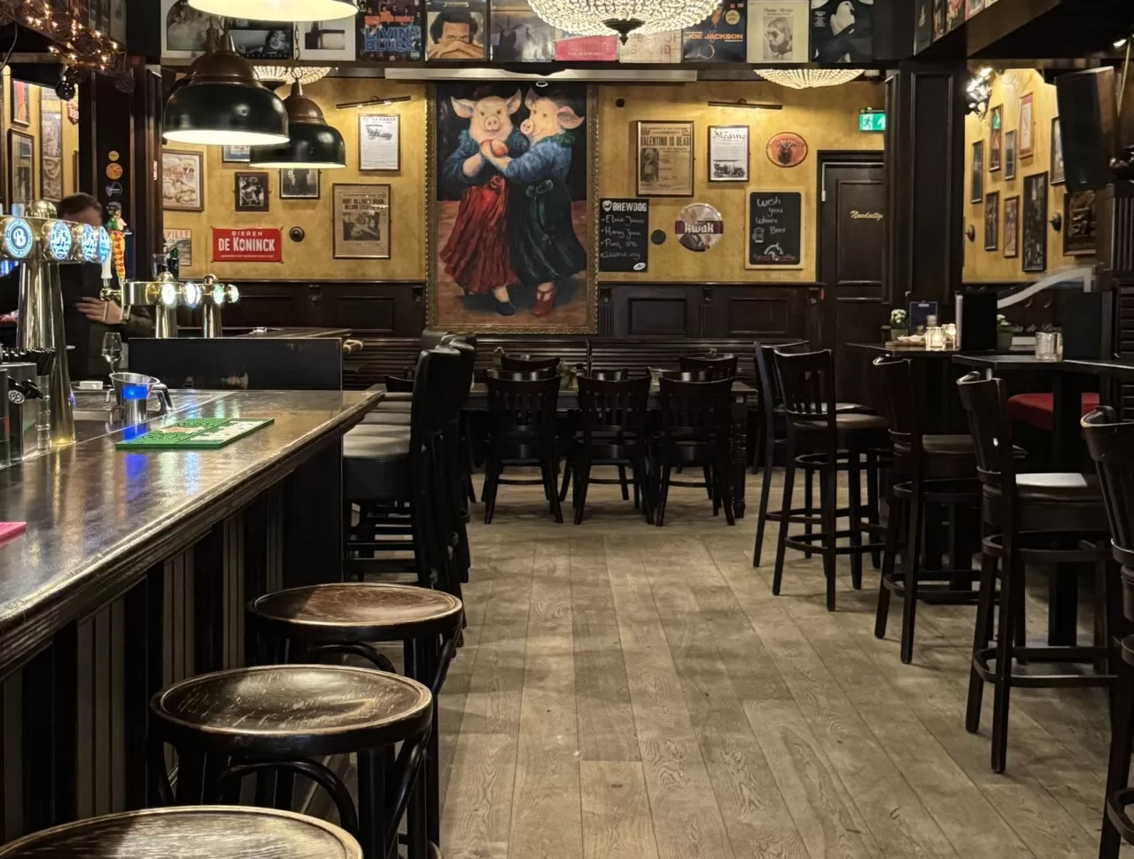 Zitplaatsen en bar in eetcafé Zusjes de Boer, geschikt voor groepen